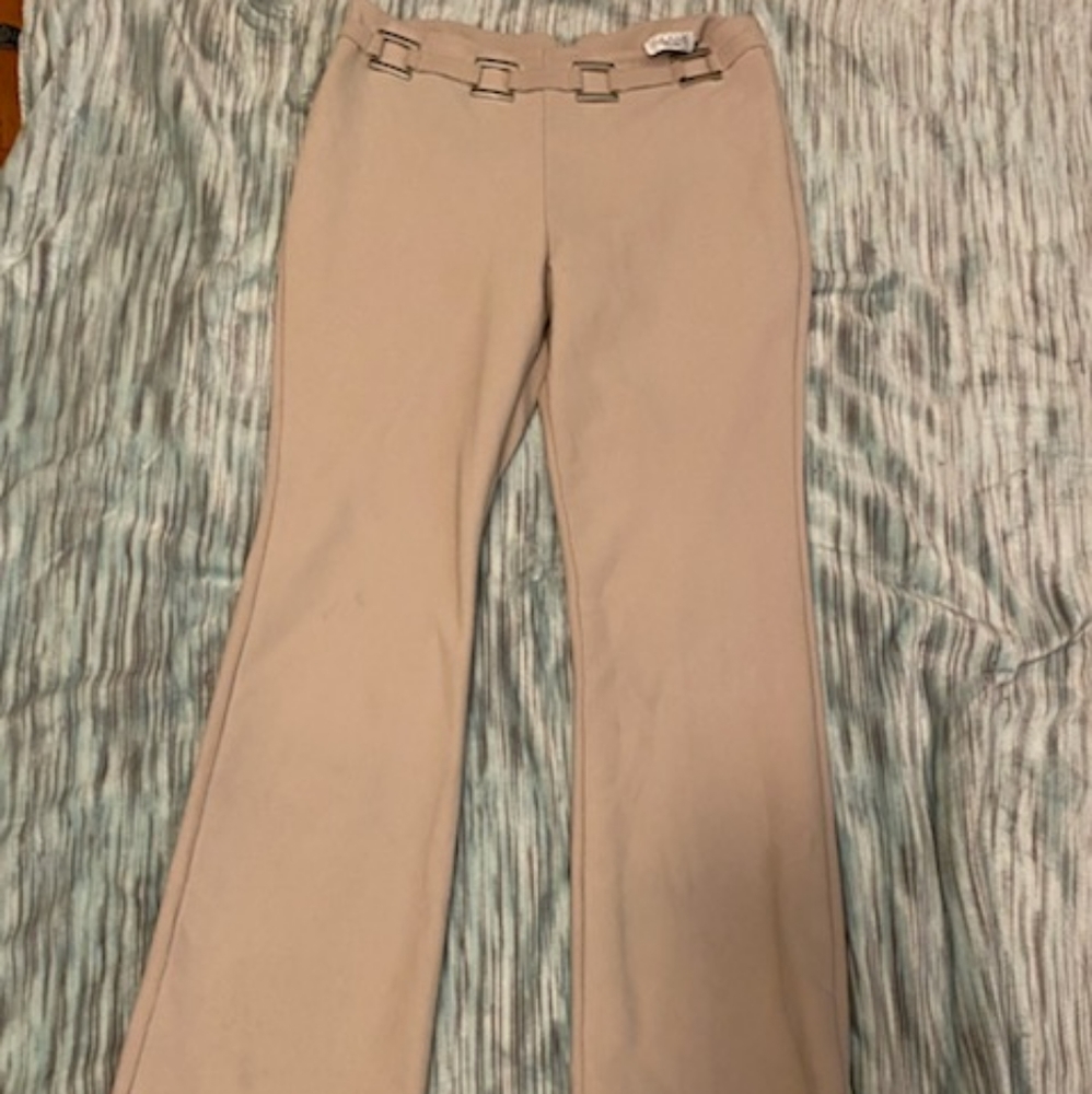 Casual cream pants with silver belt